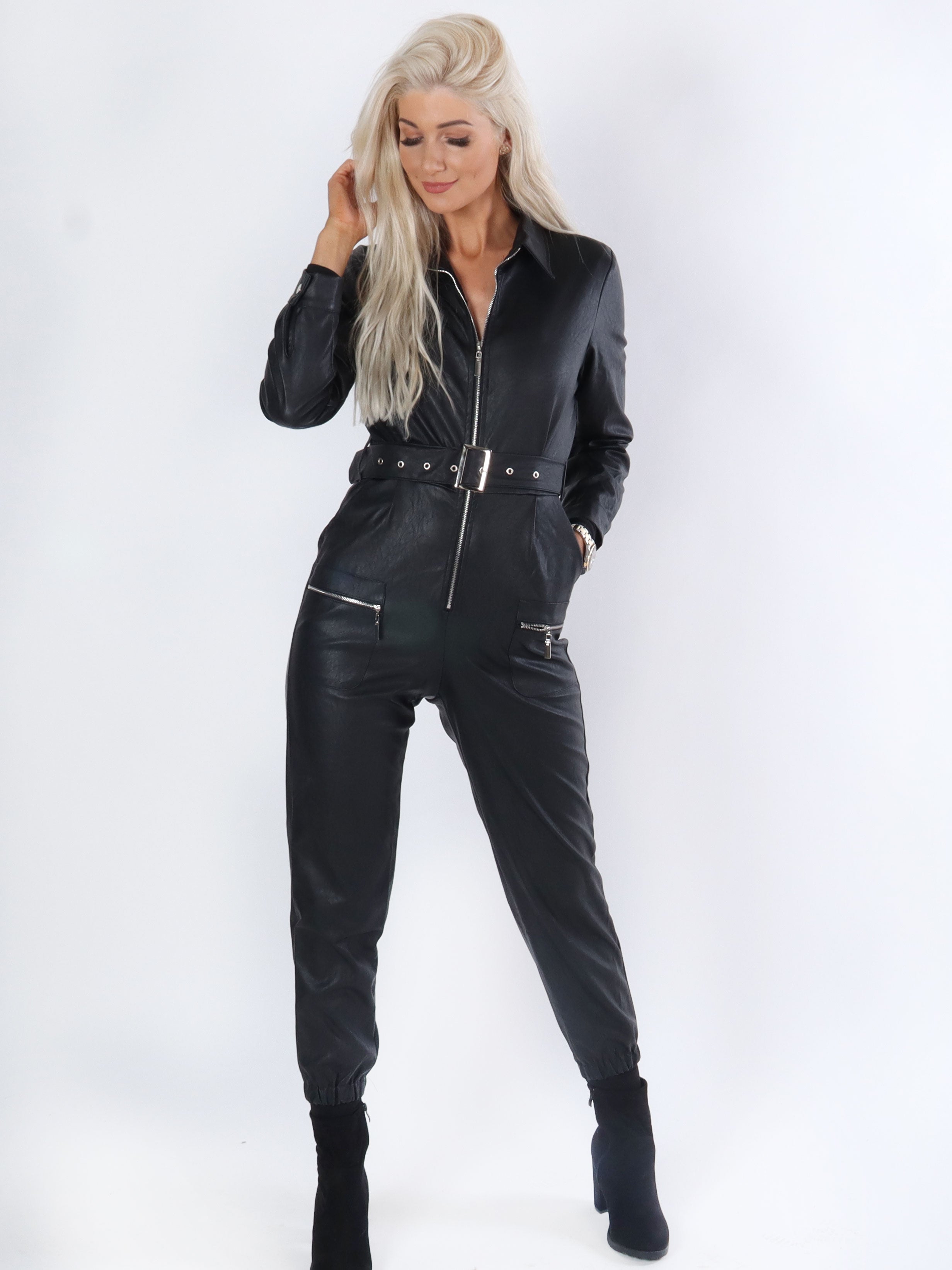 Lara - Svart byxdräkt i läderlook med midjebälte